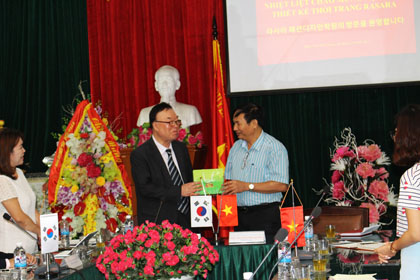 Đoàn công tác của Học viện thiết kế thời trang Rasara (Hàn Quốc) thăm và làm việc với nhà trường. 